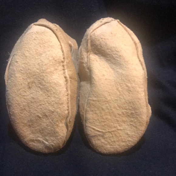 Native American beaded deer hide baby moccasins - Picture 4 of 4